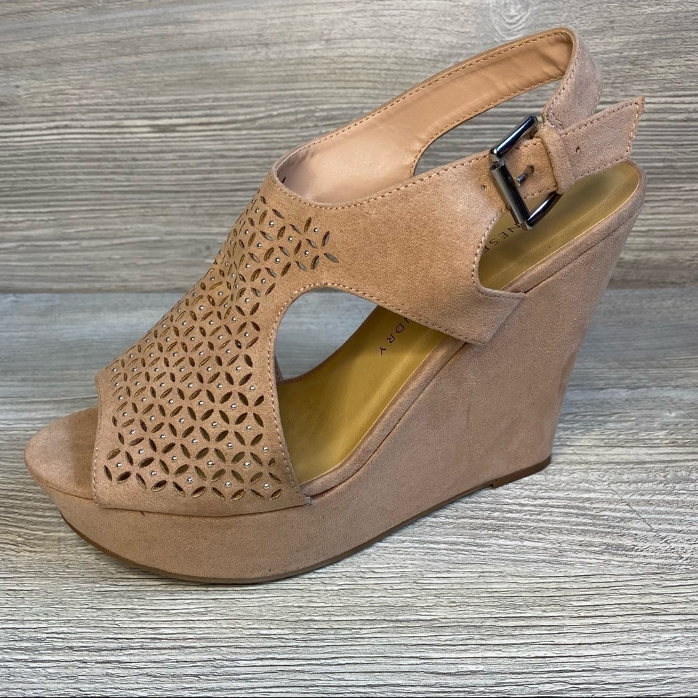 Cute Chinese Laundry peep toe laser cut wedge sandal size 8.5 blush and silver